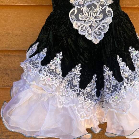 Girls Green Velvet Dress With White Lace & Pearl Accents Size 7 Elegant Design M - Picture 11 of 16